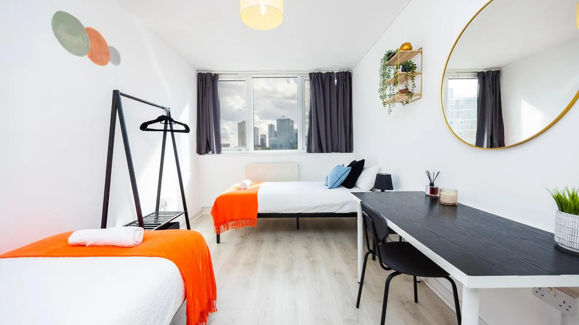 Business 2 Beds London Apartment - Poplar - 2 Minutes From Station contacts